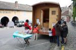 Une des roulottes de Christian Hanser devant l’abbatiale Saint Philibert