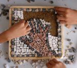 Mains de mosaïstes