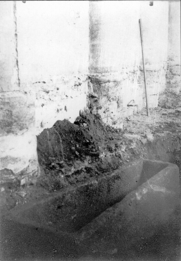 L’un des sarcophages mis au jour lors de travaux sur le site abbatial en 1898 et 1899