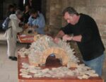 Franck, l'une des chevilles ouvrières du GRAT, construit une voûte en pierre sèche dans le cadre des Journées Européennes du Patrimoine