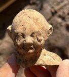 Fragment de statuette en terre blanche découvert dans un des temples en cours de fouille à Mancey (doc GRAT)